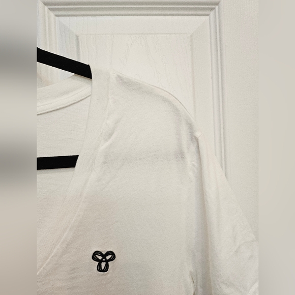 Aritzia TNA Basic White V Neck Tshirt - Picture 5 of 11